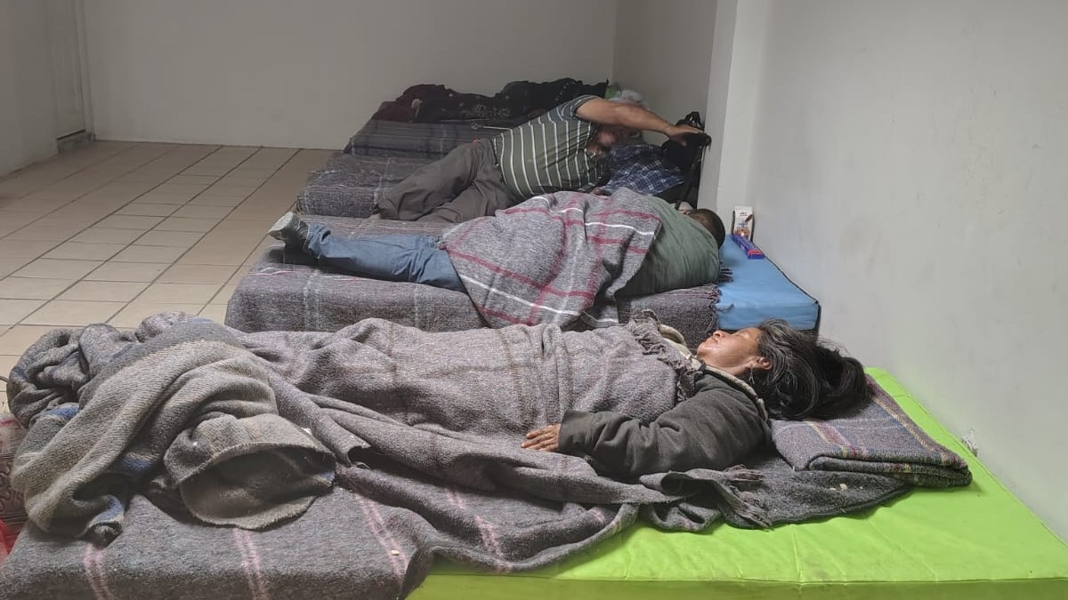 Personas en situación de calle resguardadas en un albergue de Torreón por bajas temperaturas.