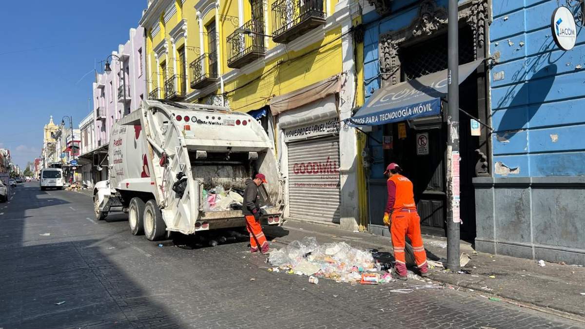 trabajadores de limpia de la ciudad de puebla recolectando basura