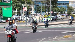 Autos circulando por la Ciudad de México bajo el sistema de Hoy No Circula