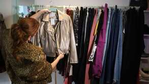 Mujer viendo ropa para Año Nuevo.