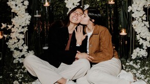 Alison González y Cecilia Santiago en la propuesta de matrimonio.