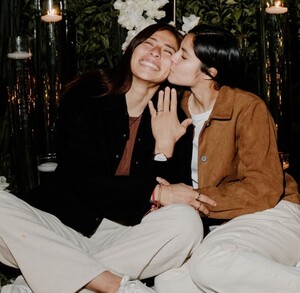 Alison González y Cecilia Santiago en la propuesta de matrimonio.