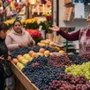 Un monitoreo realizado en los principales puntos de venta de la capital revela que aún existen opciones accesibles de uvas para todos los bolsillos.
