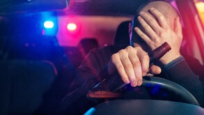 Autoridades de salud alertan sobre los riesgos de manejar bajo los efectos del alcohol durante fin de año y recomiendan medidas de prevención.