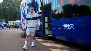 Mateusz Bogusz bajando del autobús de la máquina.
