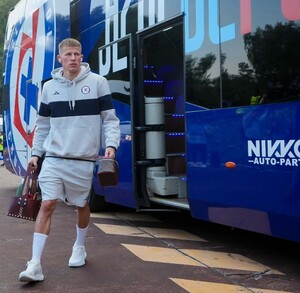 Mateusz Bogusz bajando del autobús de la máquina.