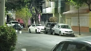 El auto de lujo en el que la pareja fue atacada a balazos terminó chocando contra una camioneta estacionada.