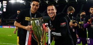 Eduardo Tercero festejando con Jesús Dueñas el título de la Concachampions que Tigres ganó en 2020.