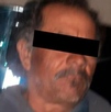 Fotografía de un hombre de avanzada edad detenido, con los ojos cubiertos.