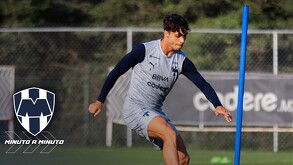 Oliver Torres, jugador de Rayados en entrenamientos con el club.