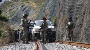 soldados en el lugar del accidente del tren interoceánico en oaxaca