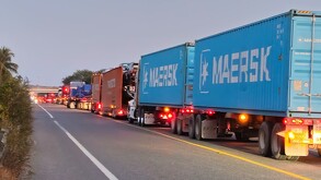 Cierre en al Autopista Siglo XXI colapsa el transporte del mercancía en el Puerto de Lázaro Cárdenas, Michoacán.