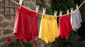 Tendedero de día con dos boxer rojos, uno amarillo y uno gris