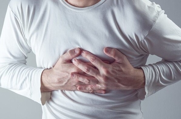 Hombre con infarto al miocardio