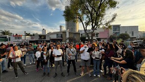 Fer Romero, presidenta de la FEU, durante la manifestación en Casa Jalisco, pidió transparencia y responsabilidad en la gestión del transporte público.