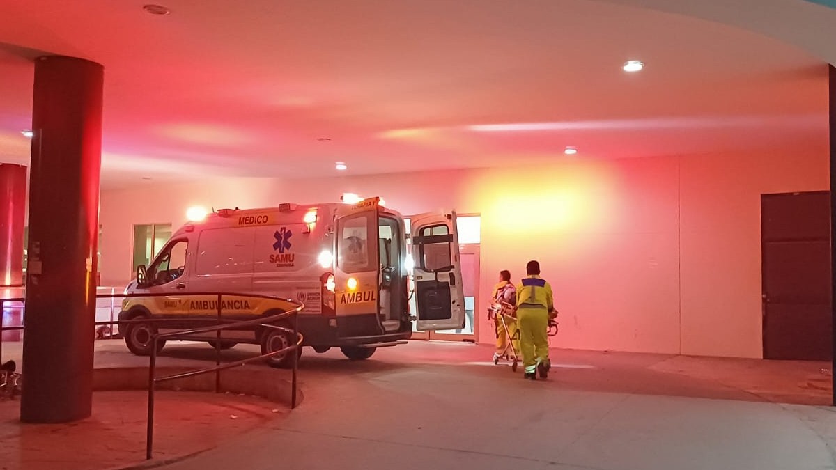 Foto del Sistema de Atención Médica de Urgencias (SAMU) de Coahuila de noche con una ambulancia.