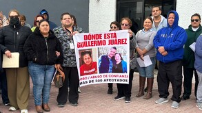 Trabajadores del IMSS manifestándose por la desaparición de un hombre que manejaba sus ahorros e inversiones.