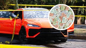 Un auto deportivo naranja con impactos de bala en el parabrisas está acordonado; un círculo superpuesto muestra boletos de rifa de colores.