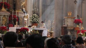 personas participando en una misa en la catedral de puebla