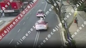 El taxista iba a exceso de velocidad, por lo que perdió el control de su vehículo.