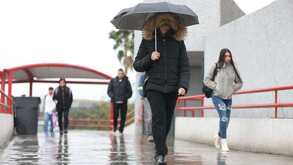 Personas con frío en Monterrey.