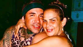 Niurka Marcos junto a su prometido Bruno Espino sonriendo mientras se están dando un abrazo.