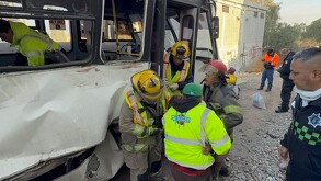 Se observa un camión blanco chocado, con personas afuera.