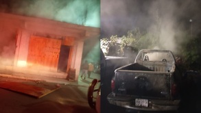 Vehículos dañados por un incendio en Puebla.