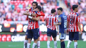 Teun Wilke, delantero de Chivas con Armando González.
