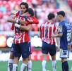 Teun Wilke, delantero de Chivas con Armando González.