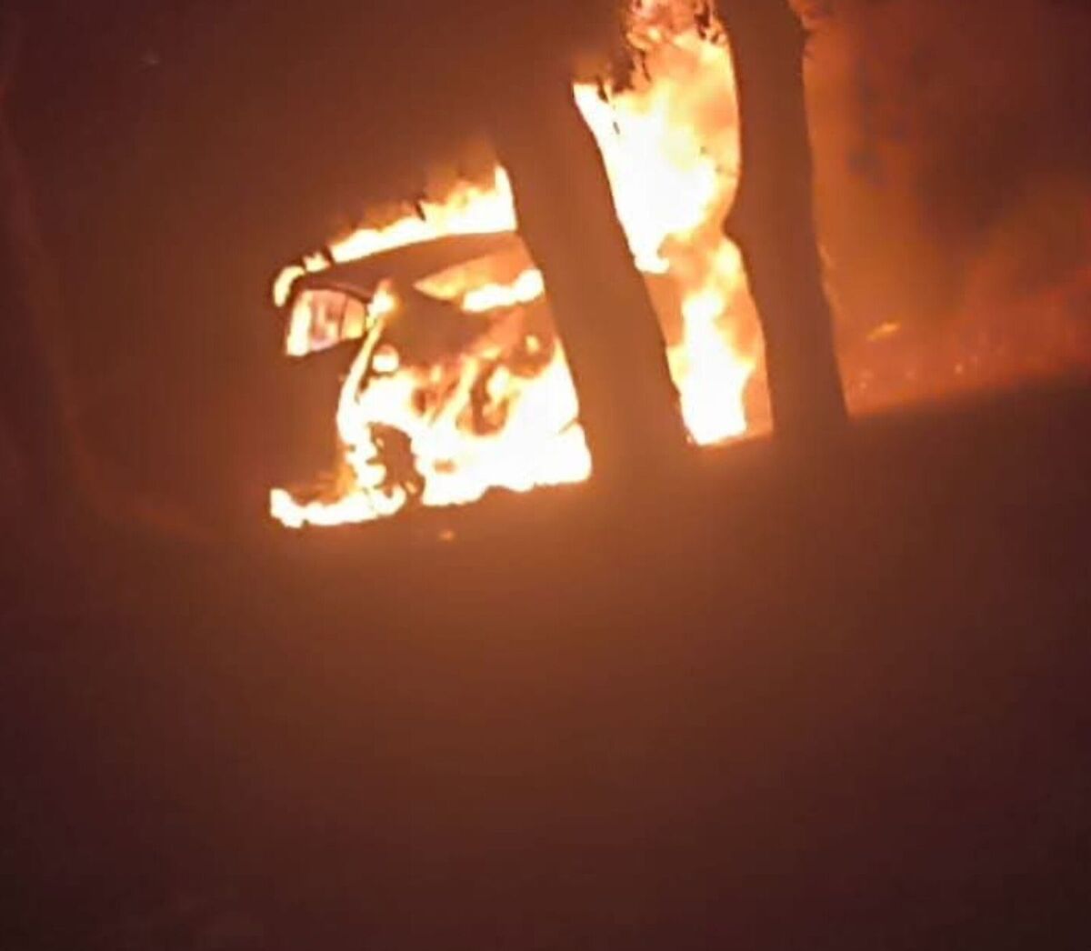 Incendiaron un auto luego de matar a una pareja en San Sebastián de Aparicio.