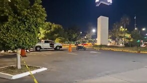 Un repartidor en motocicleta resultó lesionado por disparo de arma de fuego al arribar a una gasolinera ubicada dentro del estacionamiento de un supermercado.