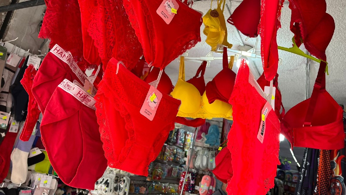 Ropa interior de color amarillo y rojo.