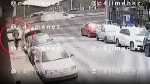 Hombre cruzando la calle para asaltar a su víctima en Naucalpan.