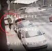 Hombre cruzando la calle para asaltar a su víctima en Naucalpan.