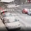 Hombre cruzando la calle para asaltar a su víctima en Naucalpan.