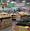 Se observa un letrero que dice Frutas y Verduras y algunas frutas.