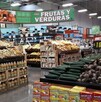 Se observa un letrero que dice Frutas y Verduras y algunas frutas.