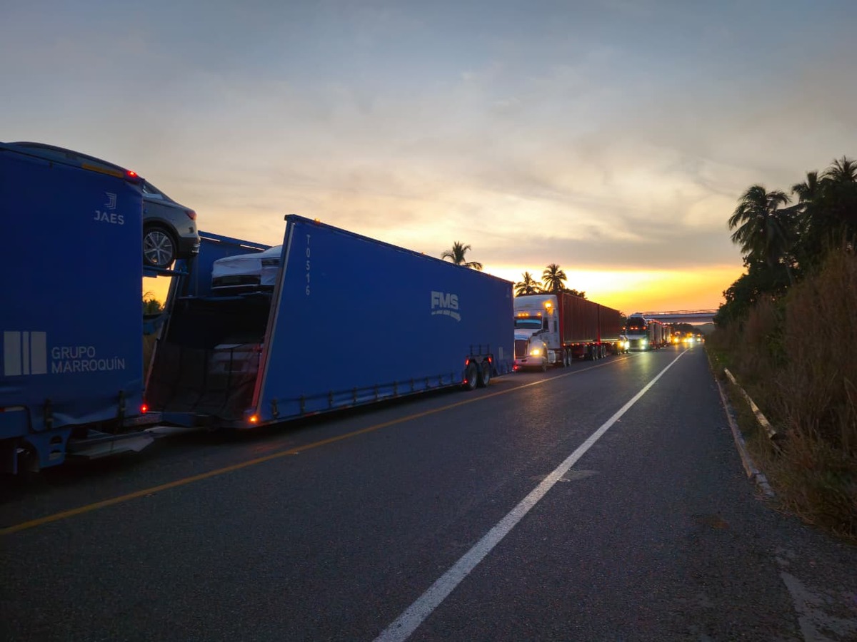Cierre en al Autopista Siglo XXI colapsa el transporte del mercancía en el Puerto de Lázaro Cárdenas, Michoacán.
