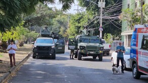 La zona donde fue asesinado el empresario Alberto Prieto en Guadalajara es resguardada por elementos de la Guardia Nacional.