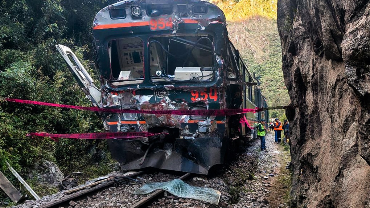 Colisión frontal entre dos trenes turísticos en la ruta a Machu Picchu en el sureste de Perú
