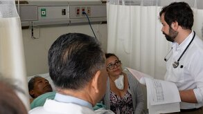 Doctores visitando a un paciente herido tras el accidente del Tren Interoceánico en Oaxaca.