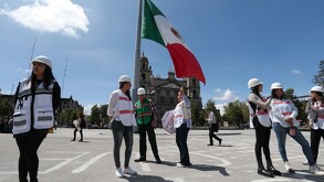 Personal de Protección Civil haciendo simulacro de sismos en México.