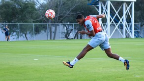 Anthony Martial, durante el entrenamiento con los Rayados del Monterrey.