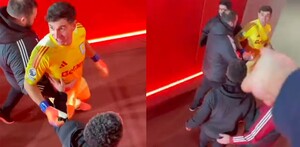 Dibu Martínez en el túnel rumbo a los vestidores.