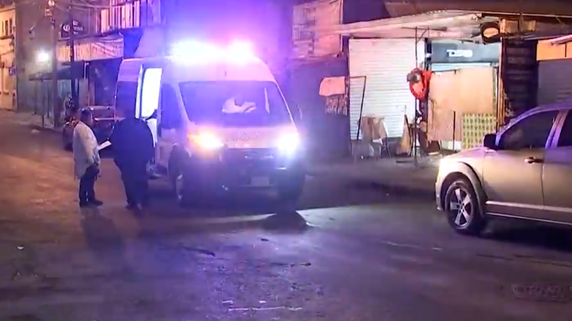 El saldo es un fallecido y un herido grave. La policía busca al responsable que huyó por Eje Central.