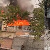 Un incendio en una vivienda de El Salto se propaga por acumulación de chatarra.