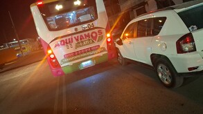 Se observa un camión blanco a lado de una camioneta blanca.