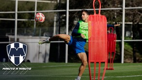 Óliver Torres durante el entrenamiento con Rayados.