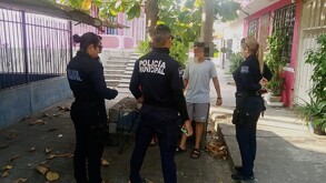 La Policía Municipal de Lázaro Cárdenas localizó a una mujer de 68 años y a su nieto de 15 tras ser víctimas de un secuestro virtual. Ambos se encuentran en bue